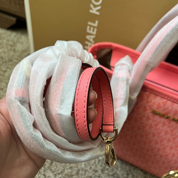 ❌SOLD❌ NWT Michael Kors Jet Set Travel Bag - Picture 5 of 8